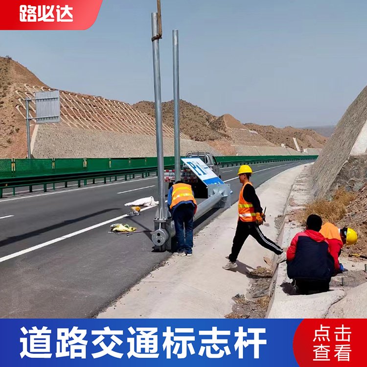 提升夜间通行安全 人行道反光交通标牌的关键作用