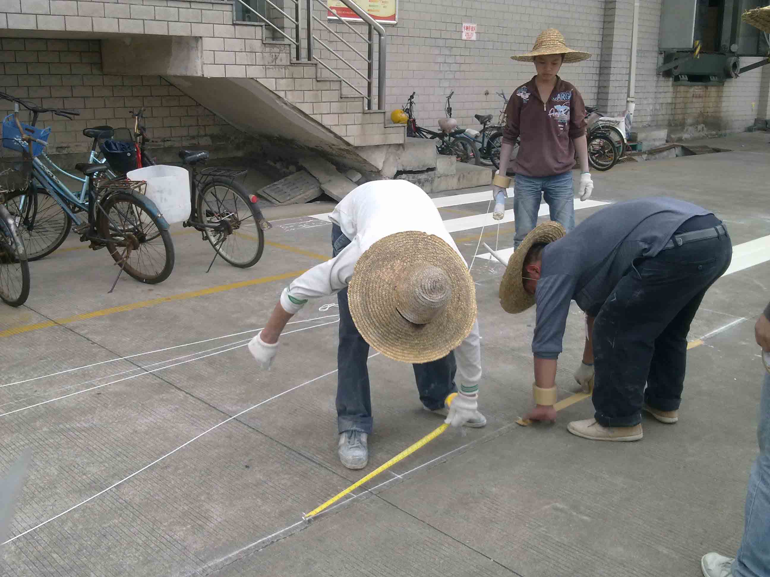 工厂道路划线及交通设施施工全流程指南 标牌安装与安全布局实践